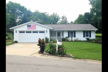 Lovely Ranch in Idle Oak on .7 Acre!
